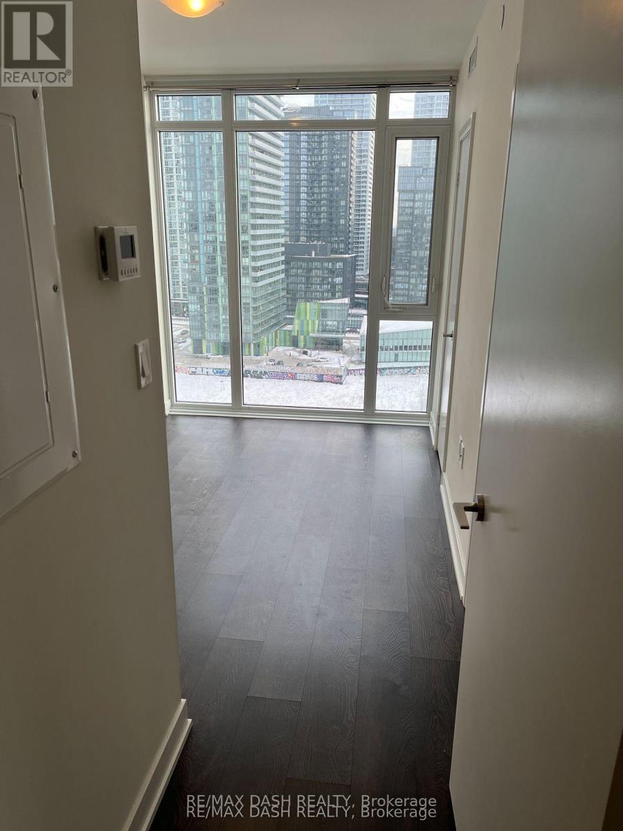 #806W 27 BATHURST STREET - 19