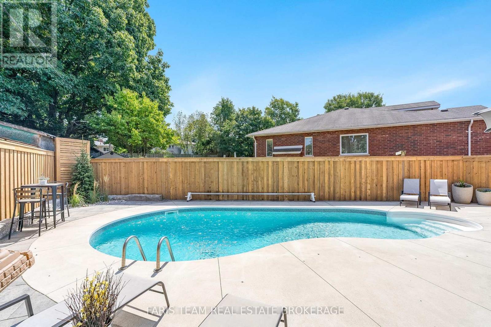 993 WHITNEY CRESCENT - 23
