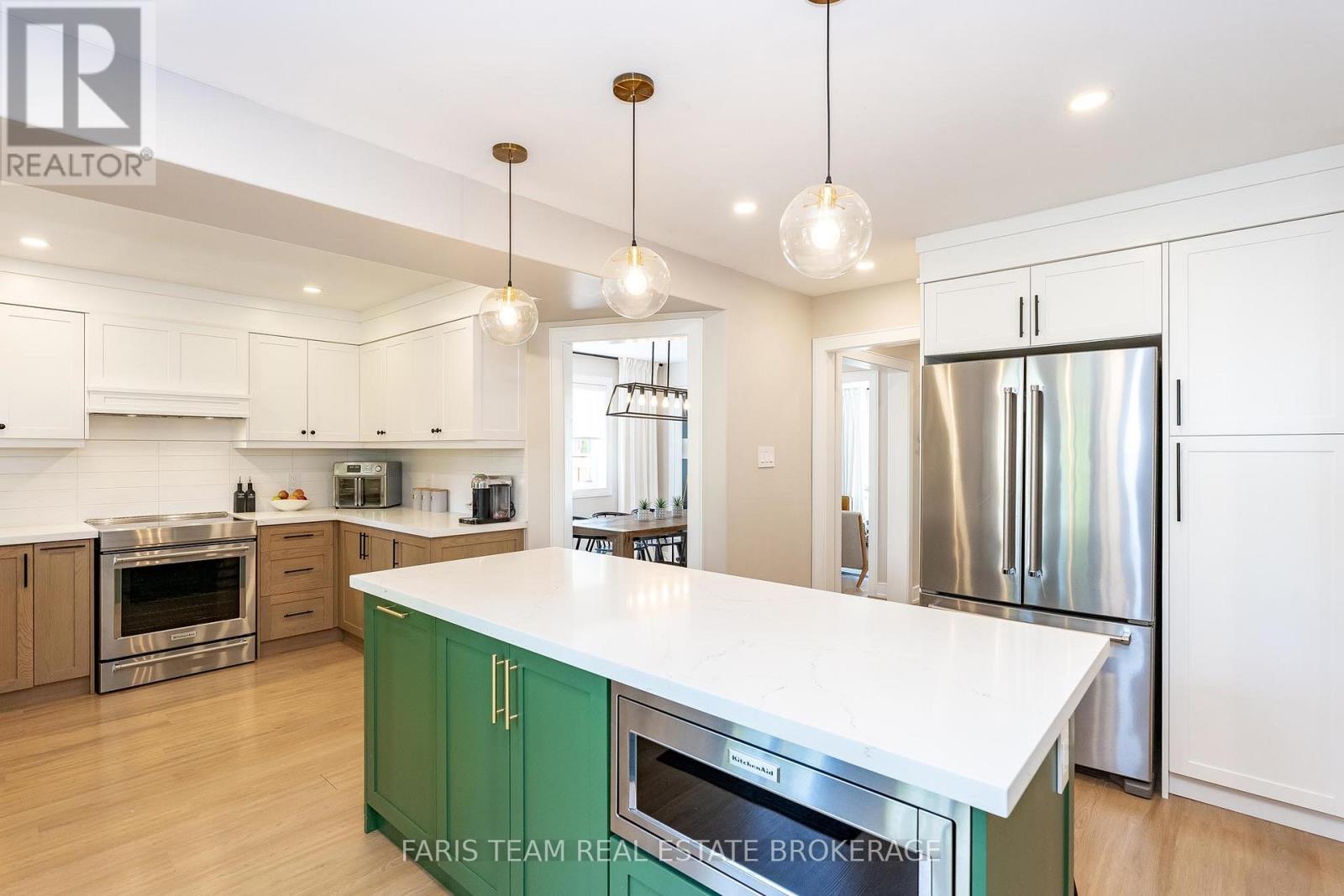 993 WHITNEY CRESCENT - 4
