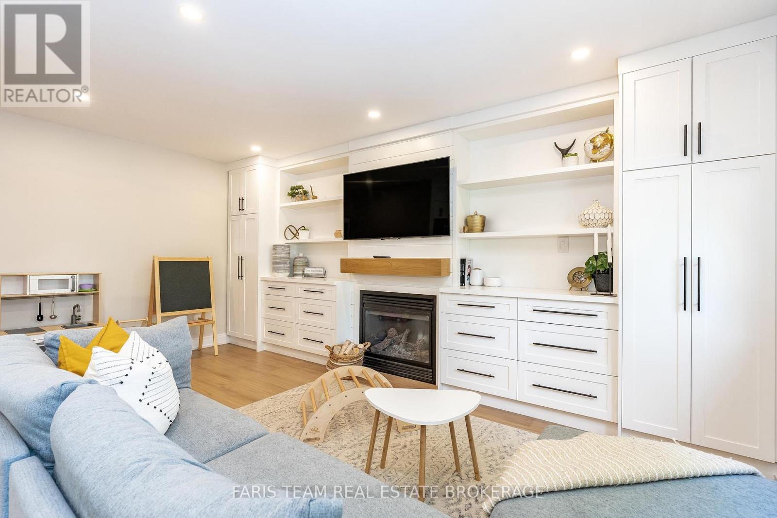 993 WHITNEY CRESCENT - 9