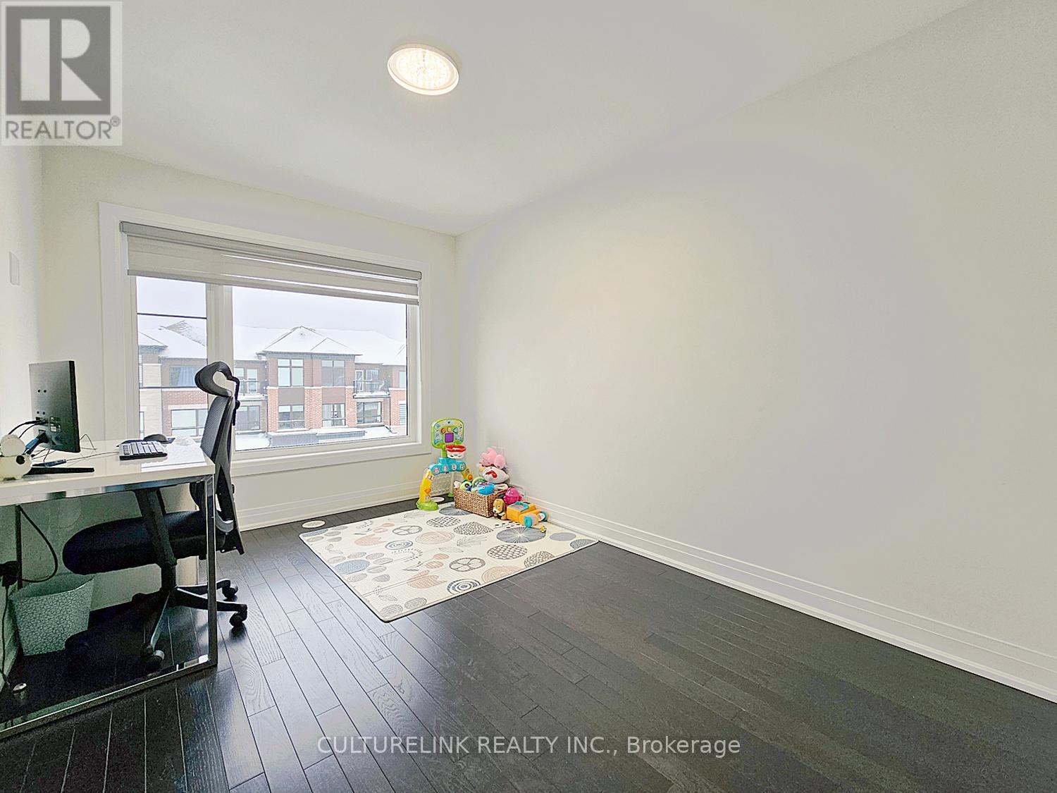 551 NEW ENGLAND COURT - 22