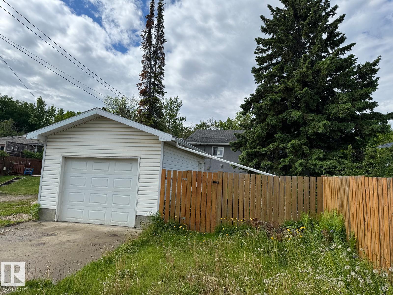 5093 45 ST - 40