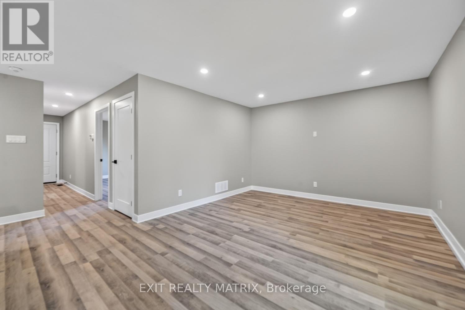 2 Bed, 1 Bath House for Sale in Ottawa – 3297 WAYNE STREET, Ottawa – MLS# X13456740 - Image 10