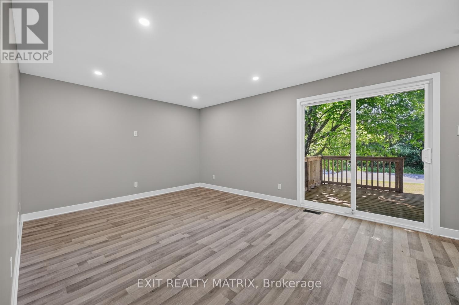 2 Bed, 1 Bath House for Sale in Ottawa – 3297 WAYNE STREET, Ottawa – MLS# X13456740 - Image 11