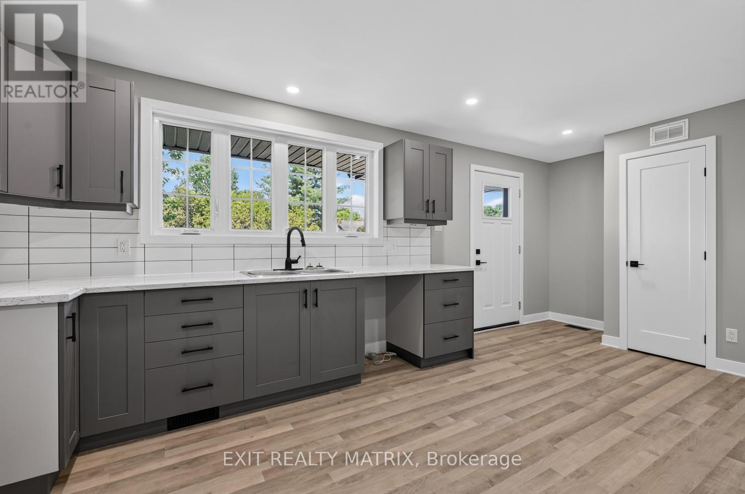 2 Bed, 1 Bath House for Sale in Ottawa – 3297 WAYNE STREET, Ottawa – MLS# X13456740 - Image 6