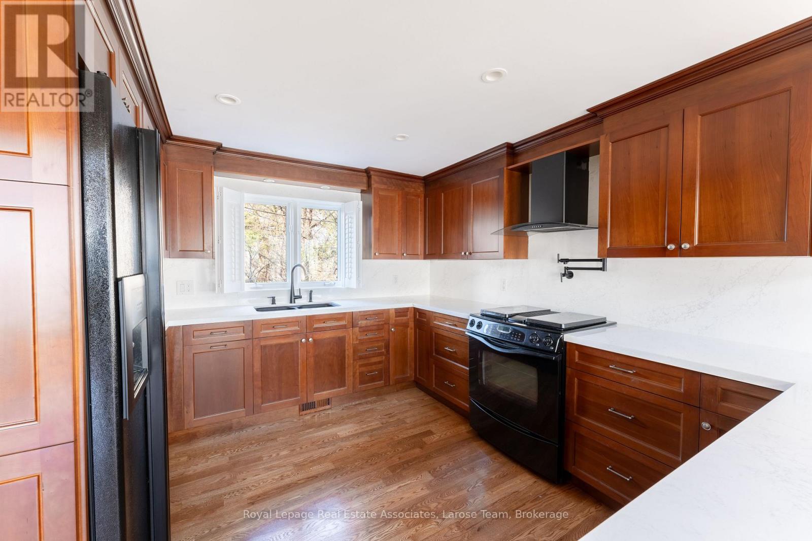 #4 75 MAPLE AVENUE S - 11