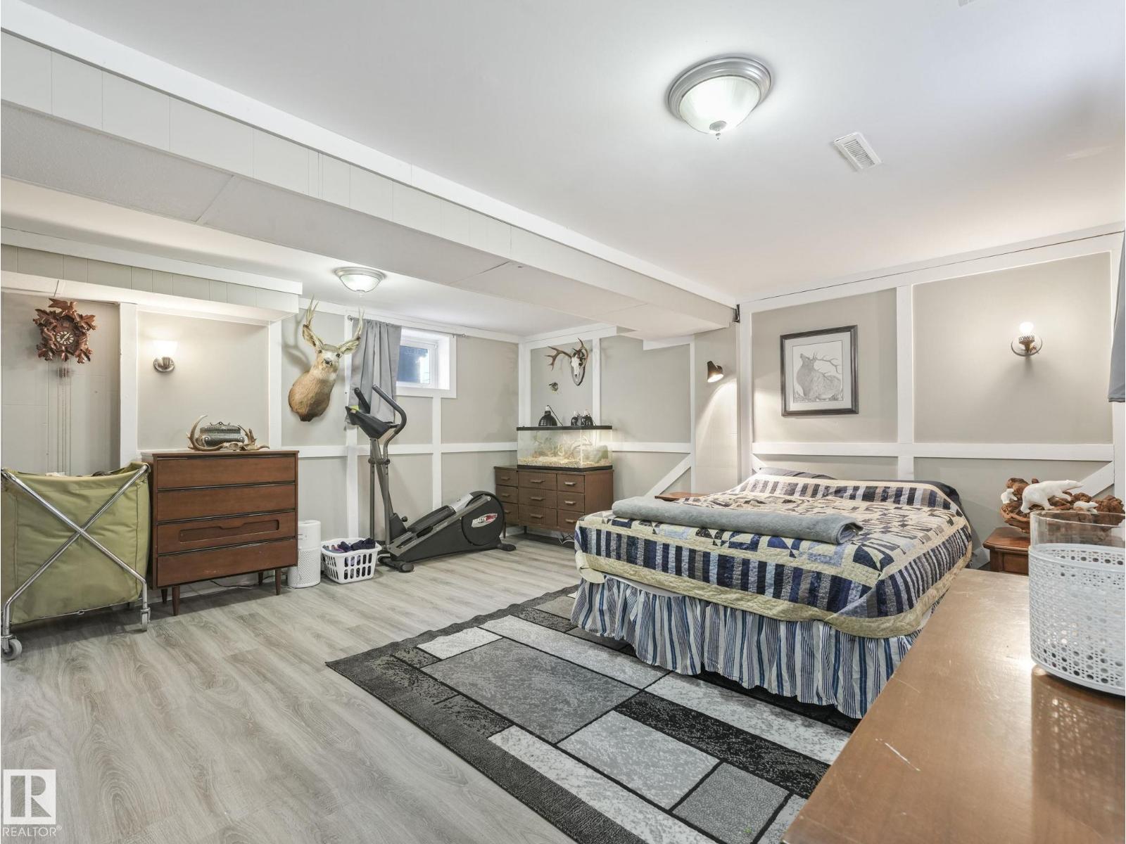 5305 46 ST - 17