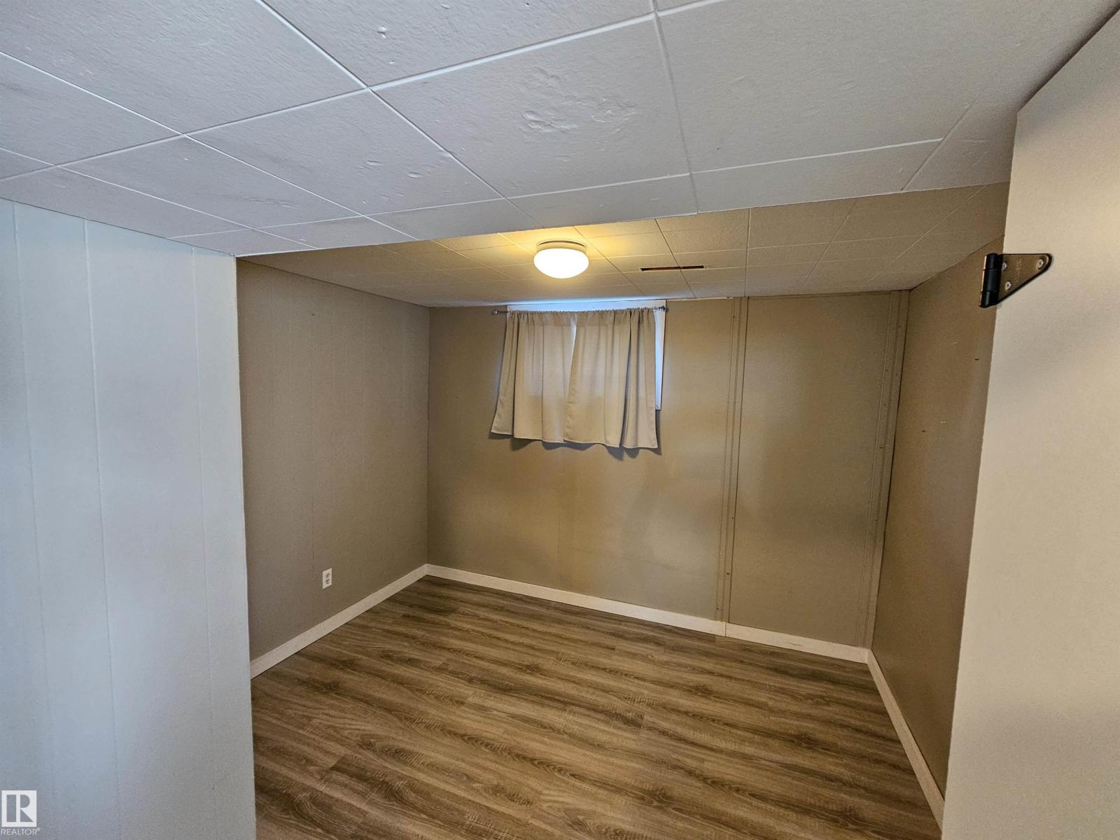 5305 46 ST - 23