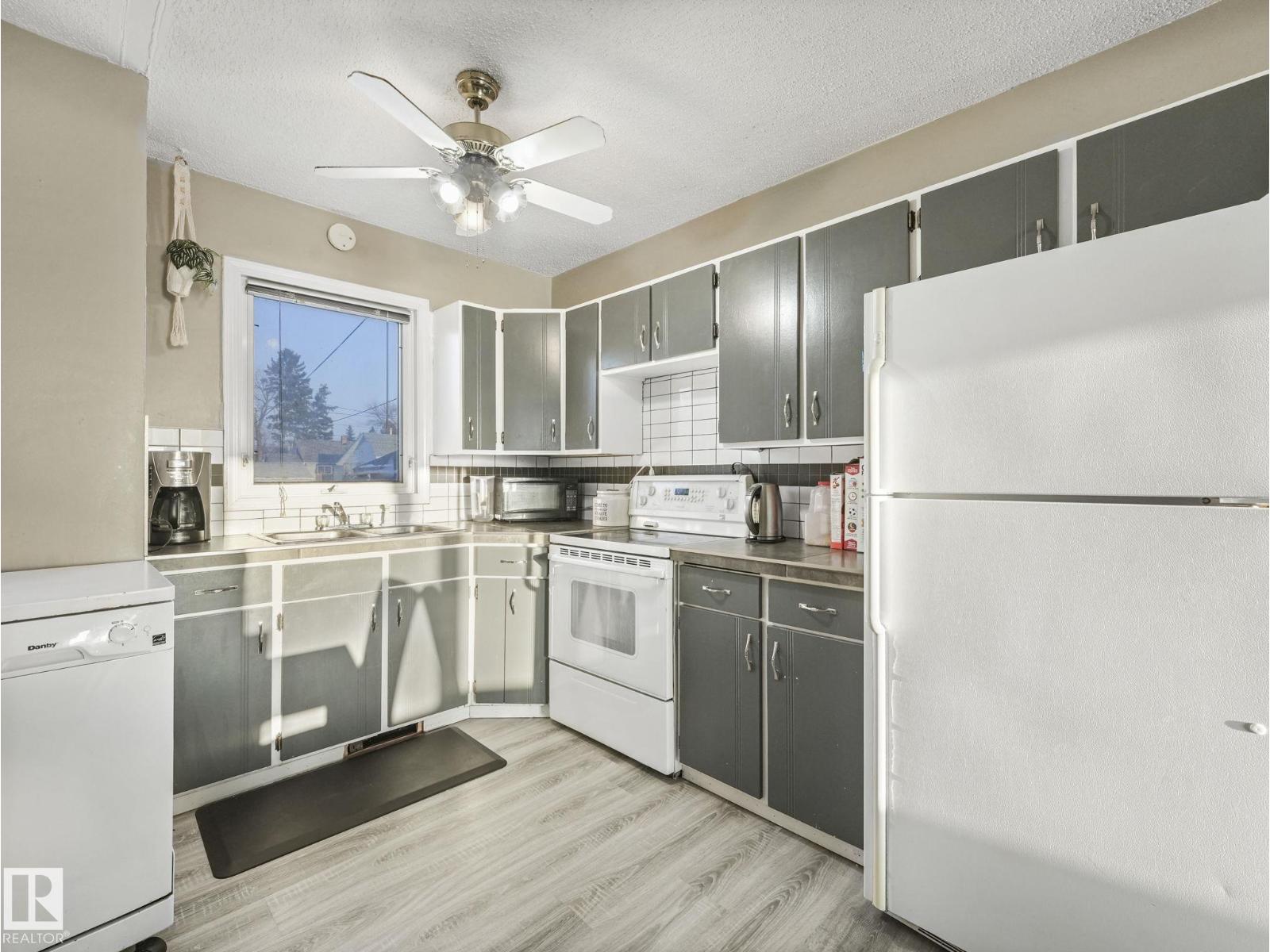 5305 46 ST - 8