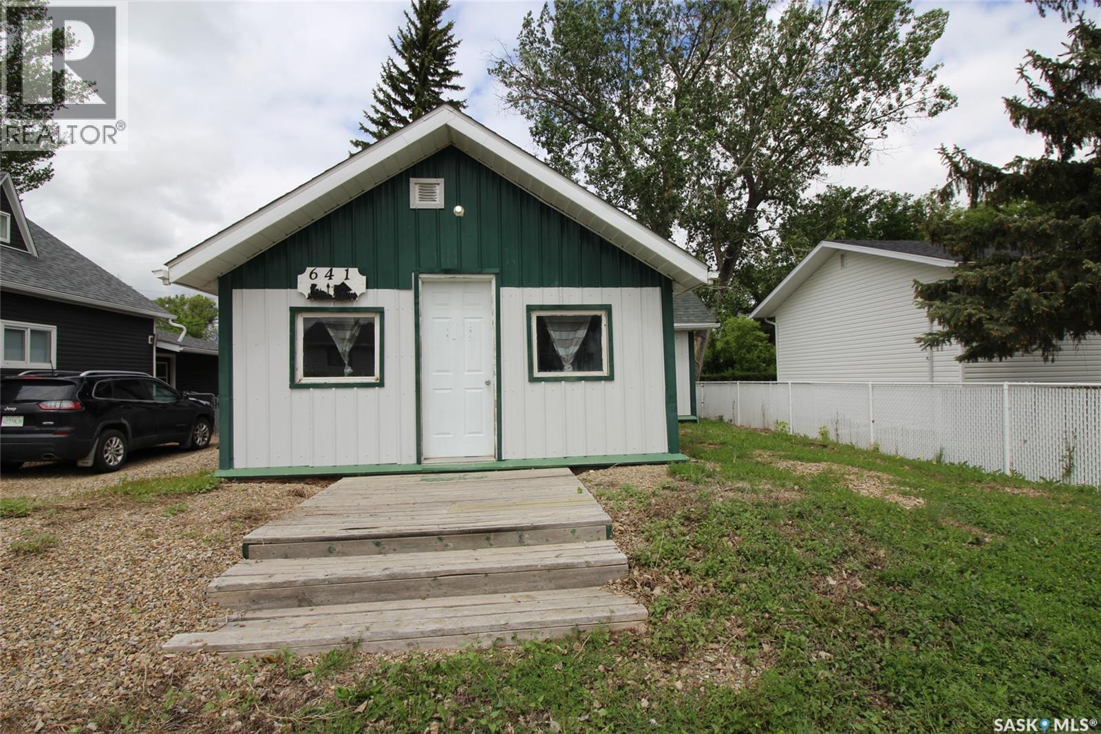 641 Railway AVENUE - 1