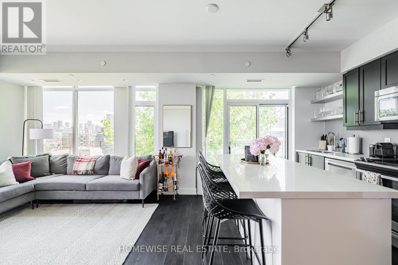 #LPH12 525 ADELAIDE STREET W - 1