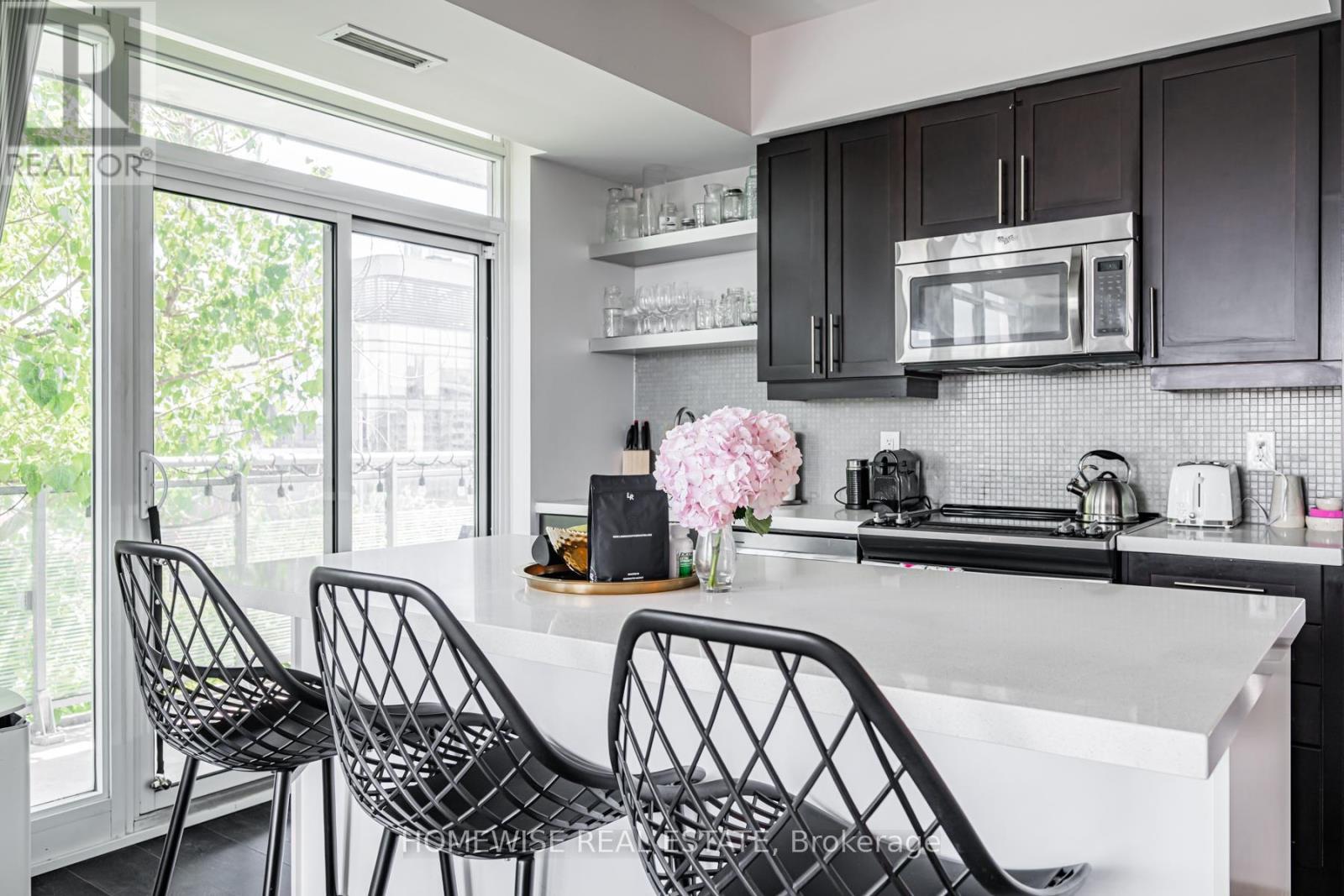#LPH12 525 ADELAIDE STREET W - 2
