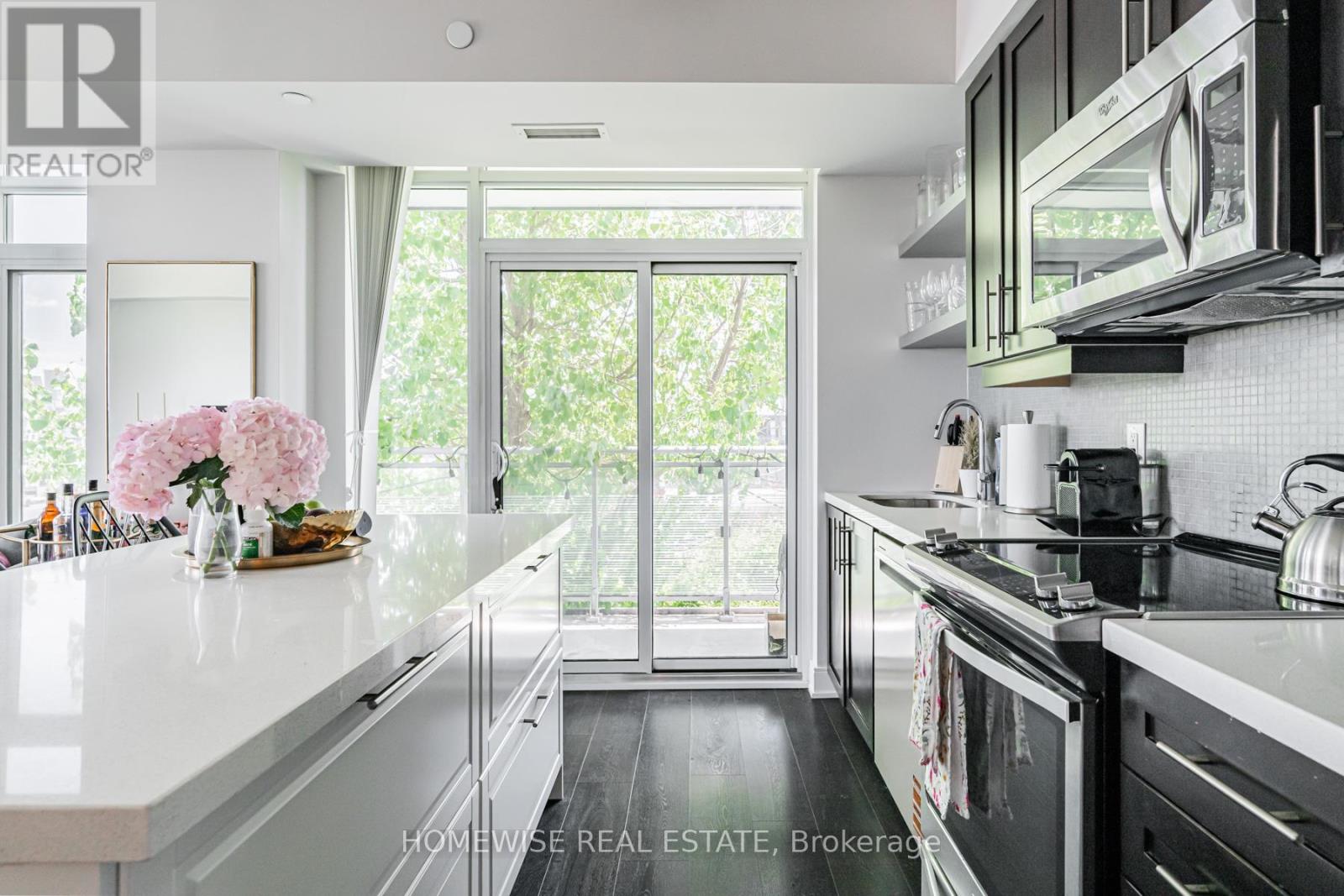 #LPH12 525 ADELAIDE STREET W - 3