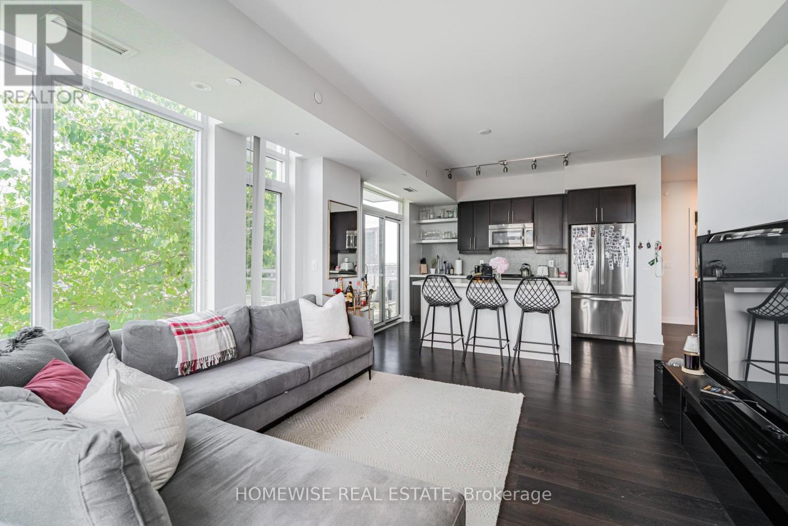#LPH12 525 ADELAIDE STREET W - 6
