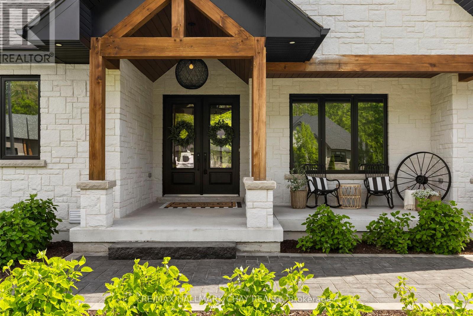 Curb Appeal / Design - Covered Porch with Seating