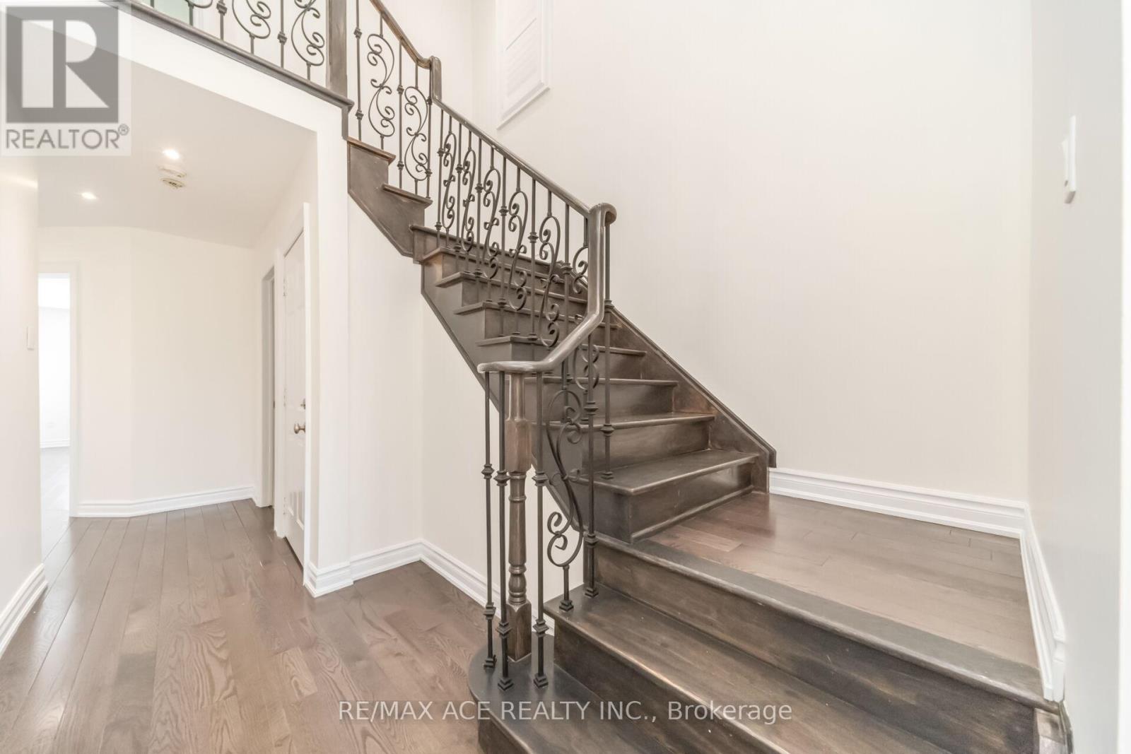 86 TREASURE DRIVE - 19