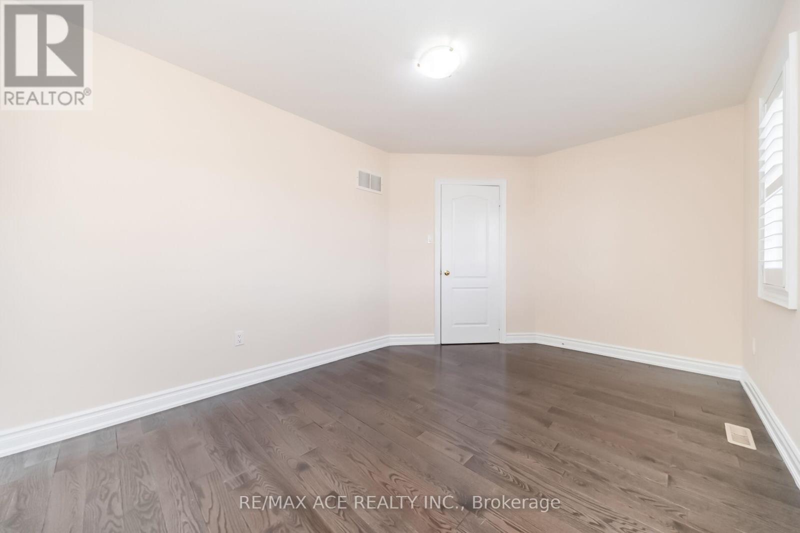 86 TREASURE DRIVE - 23