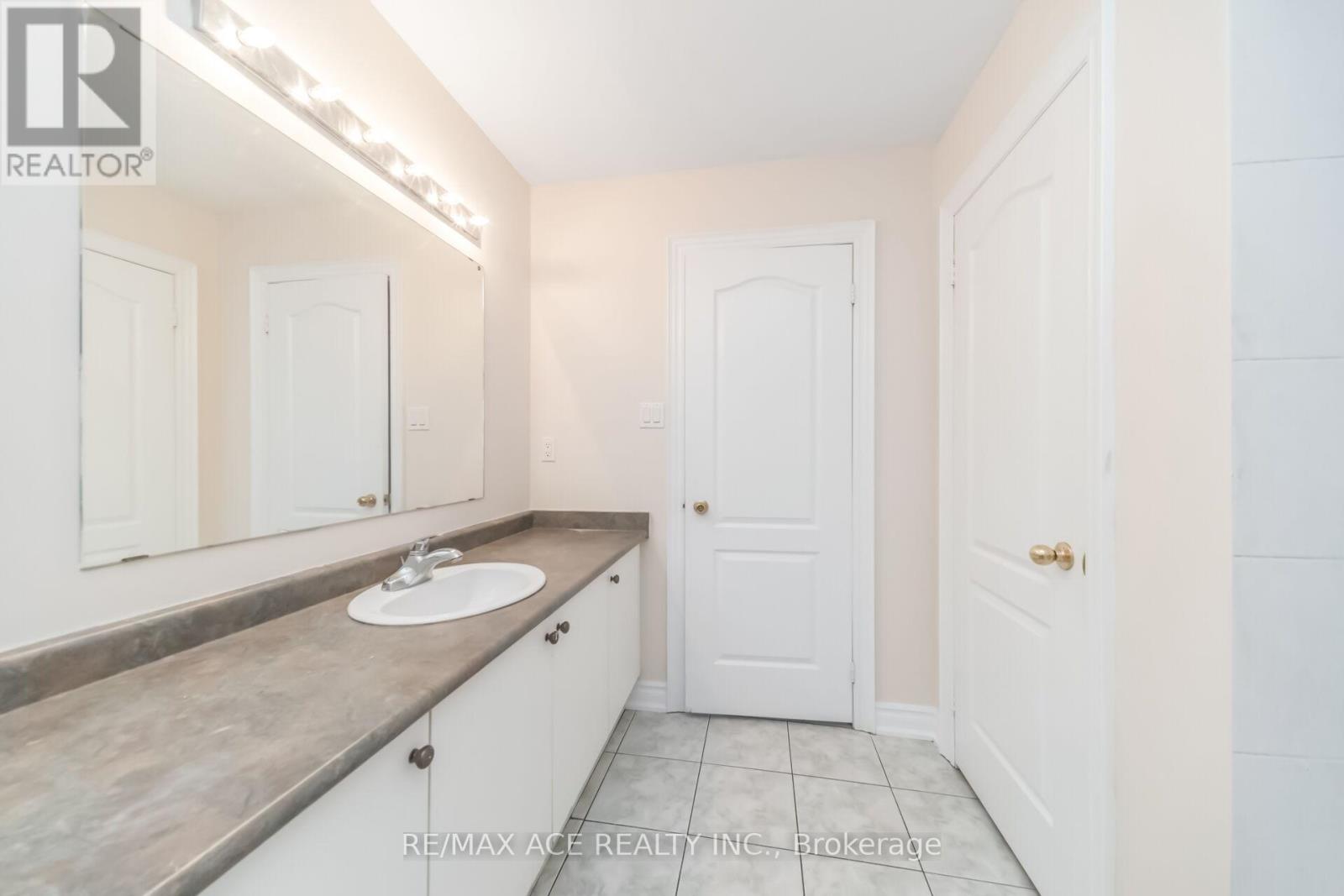 86 TREASURE DRIVE - 28