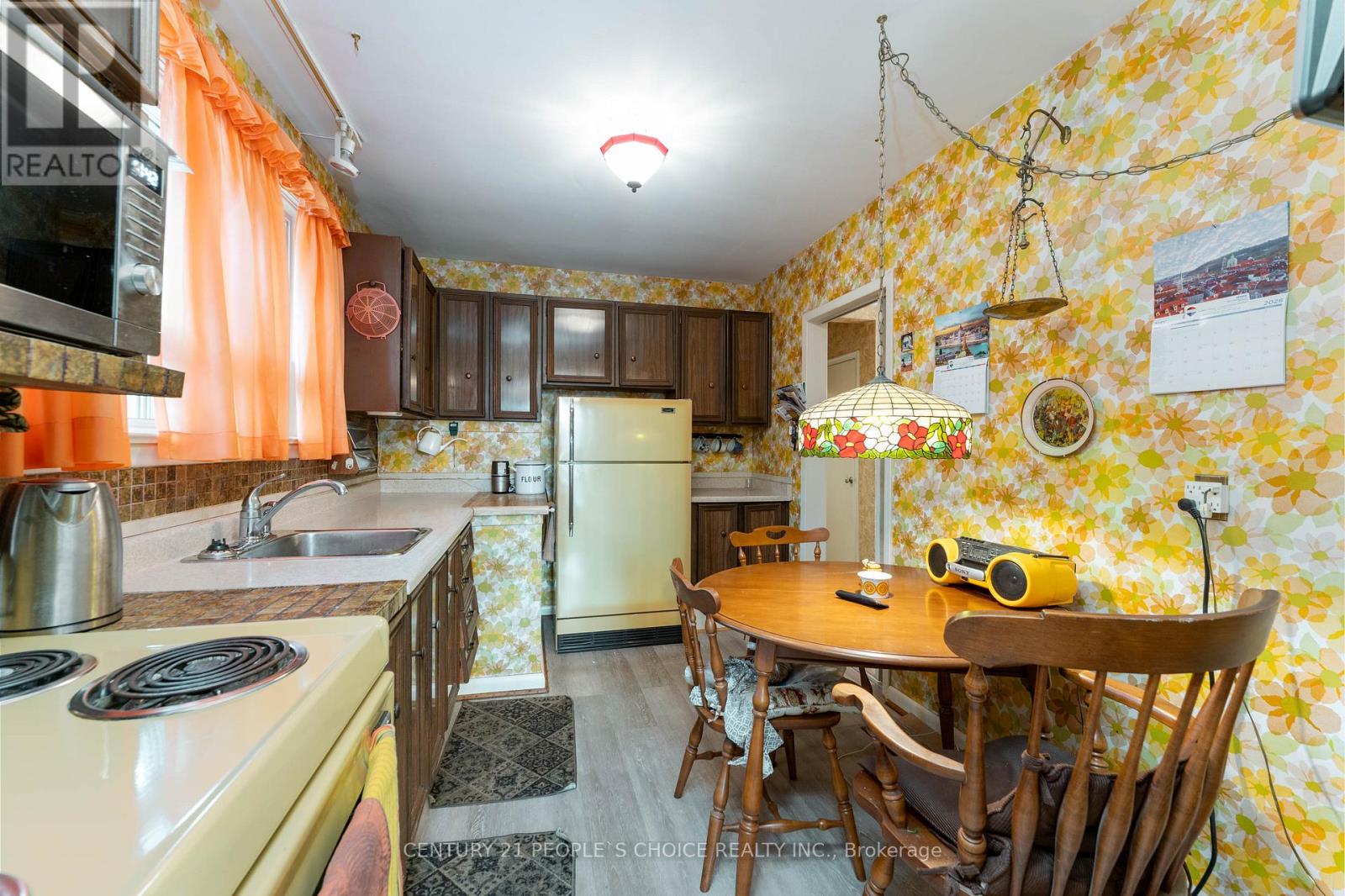 82 HADRIAN DRIVE - 10
