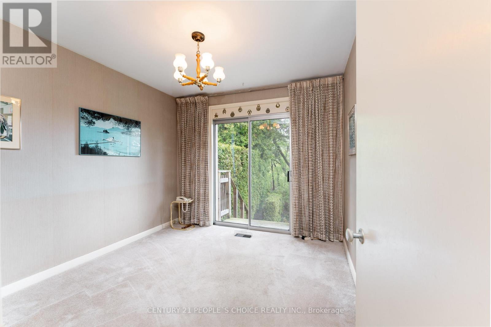 82 HADRIAN DRIVE - 17