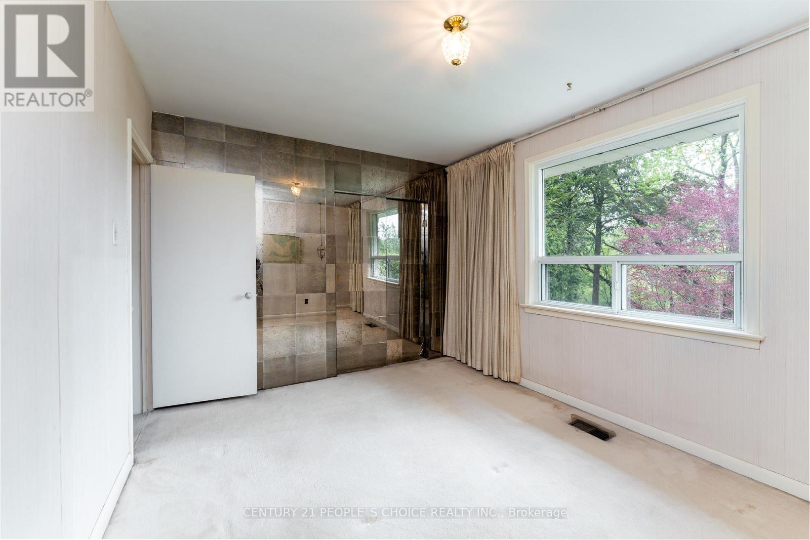 82 HADRIAN DRIVE - 21