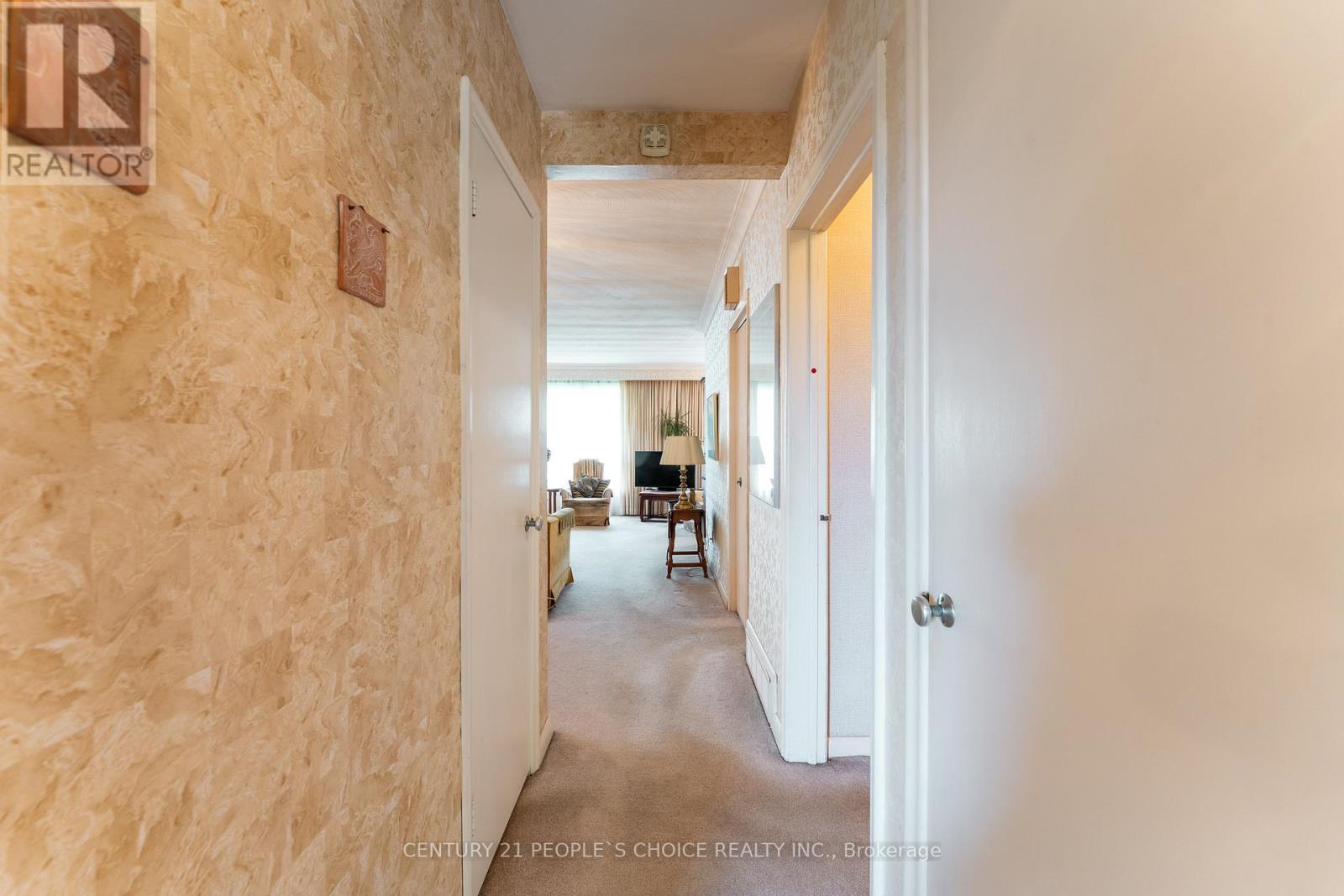 82 HADRIAN DRIVE - 23