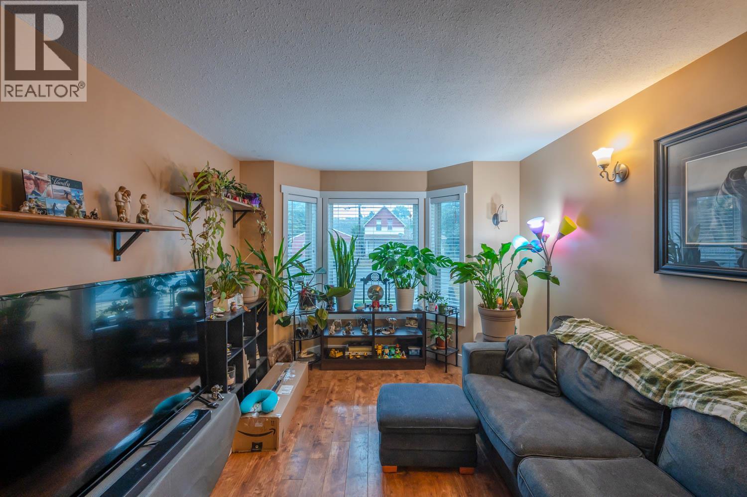 #2 615 6TH Avenue - 4