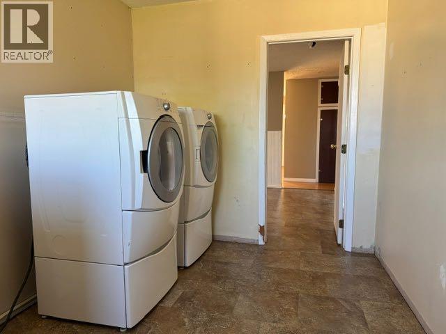 LAUNDRY - Main Floor