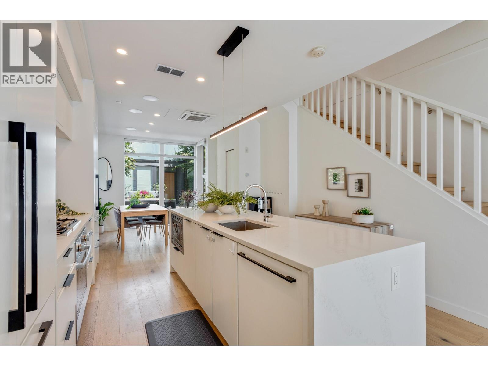 125 649 E 3RD STREET, North Vancouver