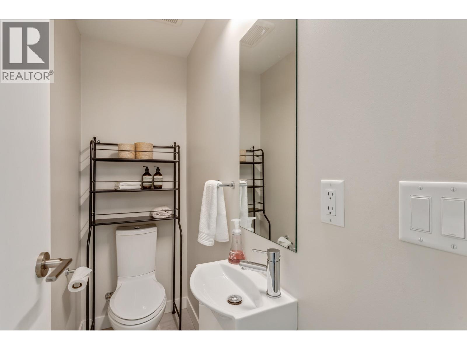 125 649 E 3RD STREET, North Vancouver