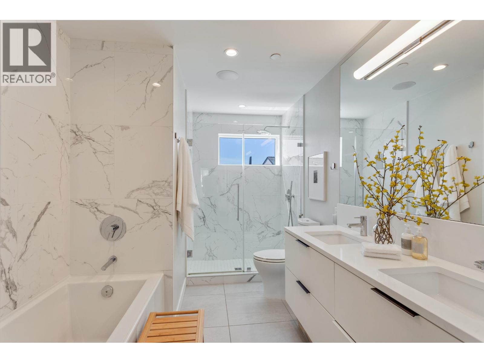 125 649 E 3RD STREET, North Vancouver
