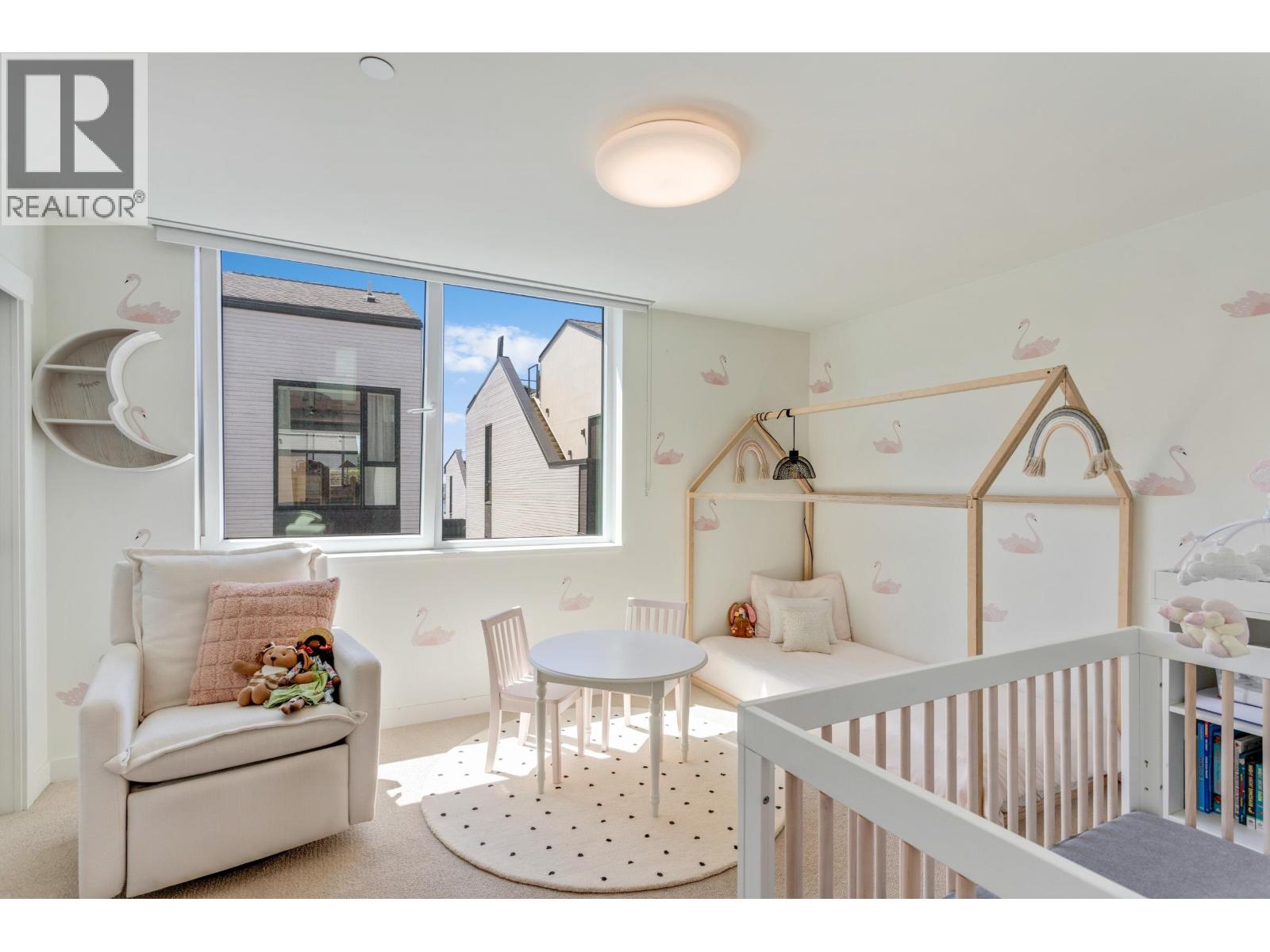 125 649 E 3RD STREET, North Vancouver