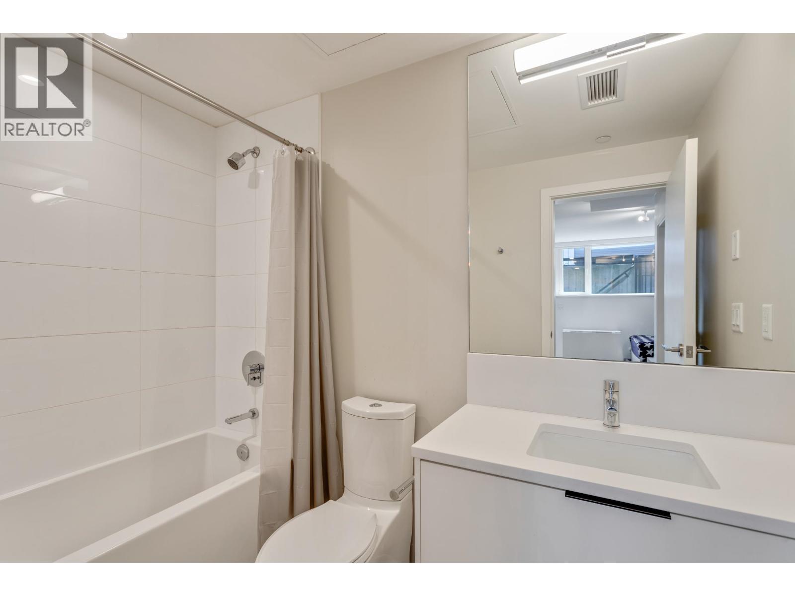 125 649 E 3RD STREET, North Vancouver