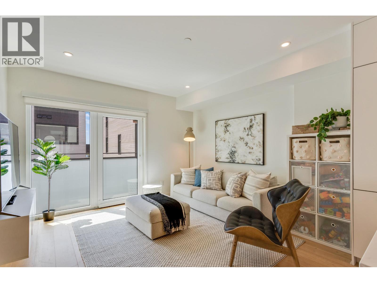 125 649 E 3RD STREET, North Vancouver