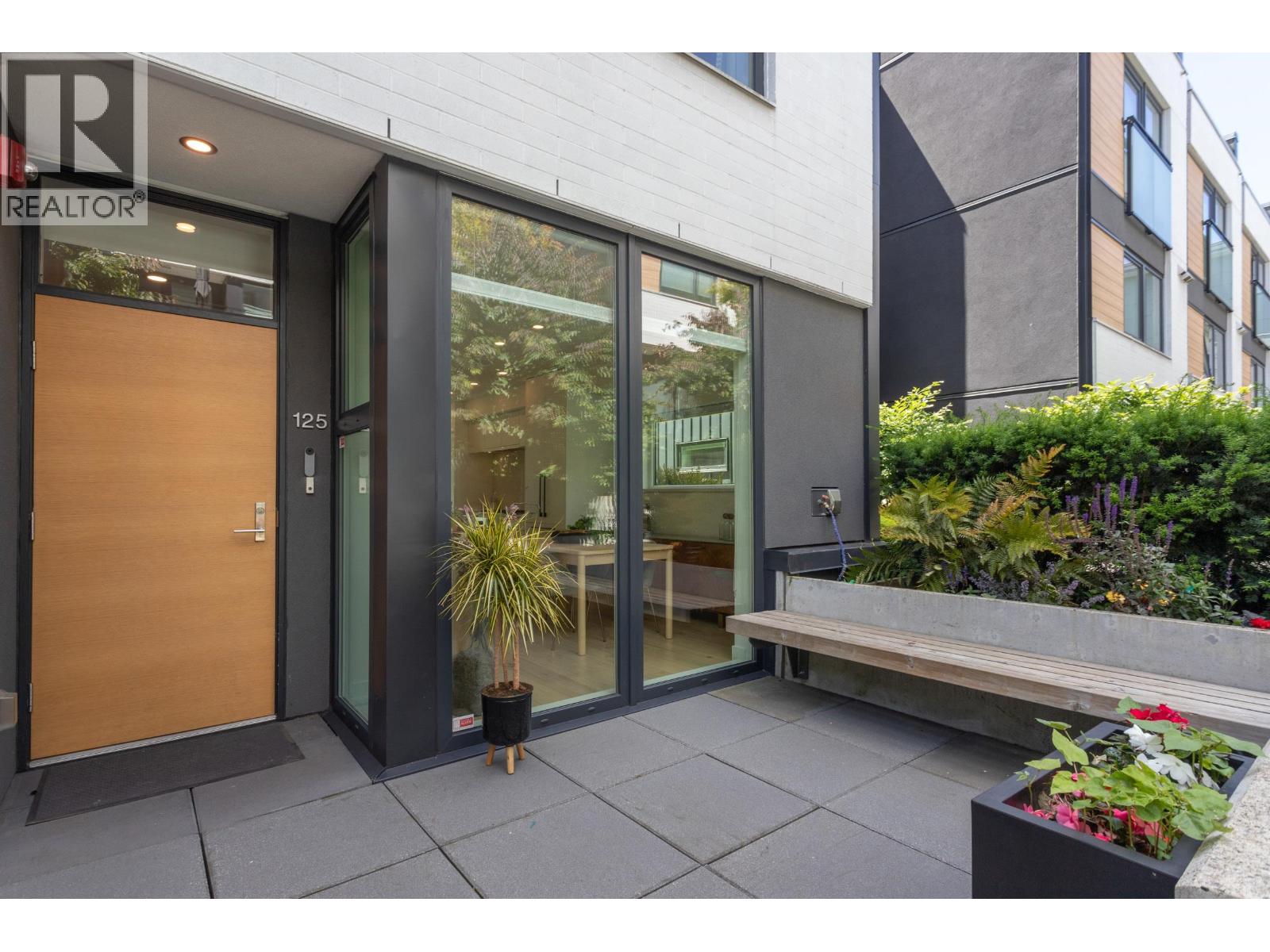 125 649 E 3RD STREET, North Vancouver