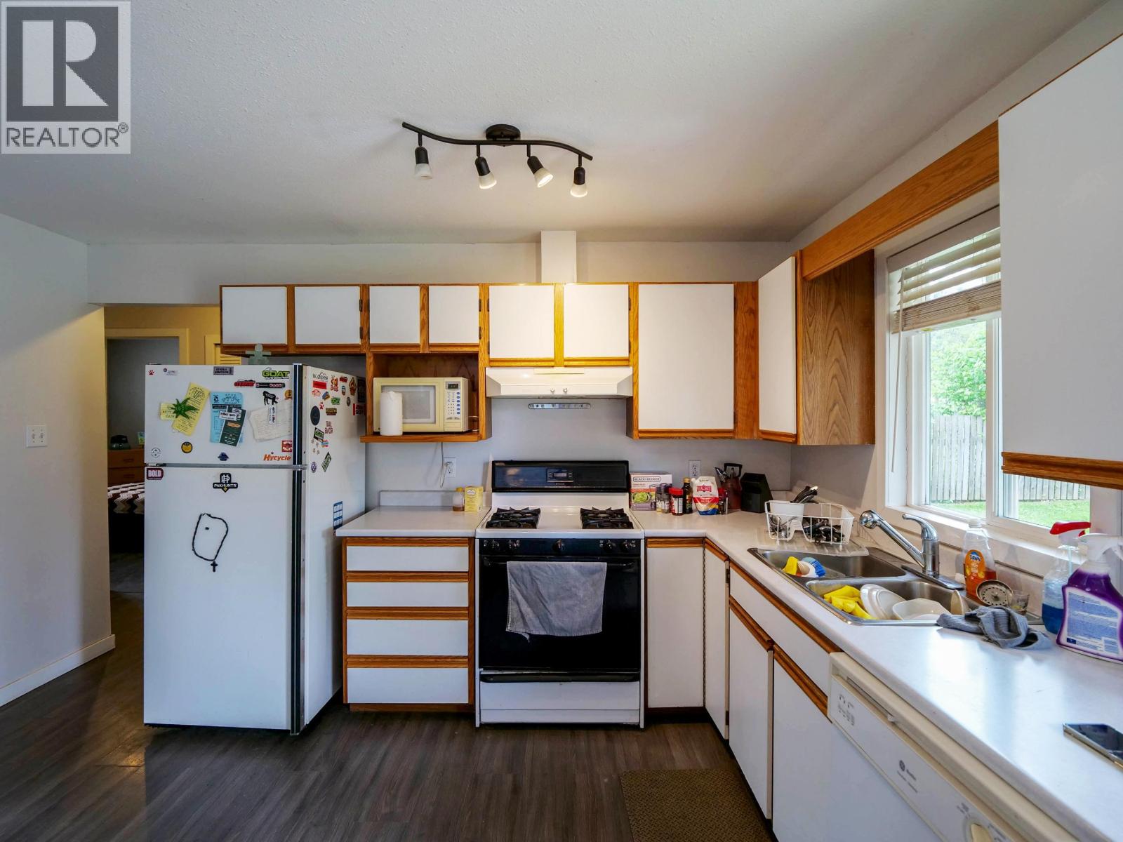 563 JONES STREET - 10