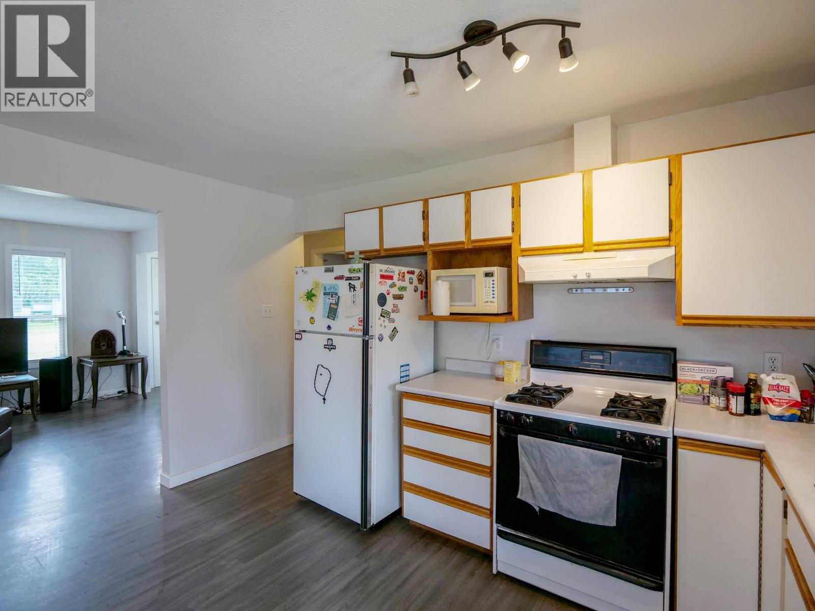563 JONES STREET - 11