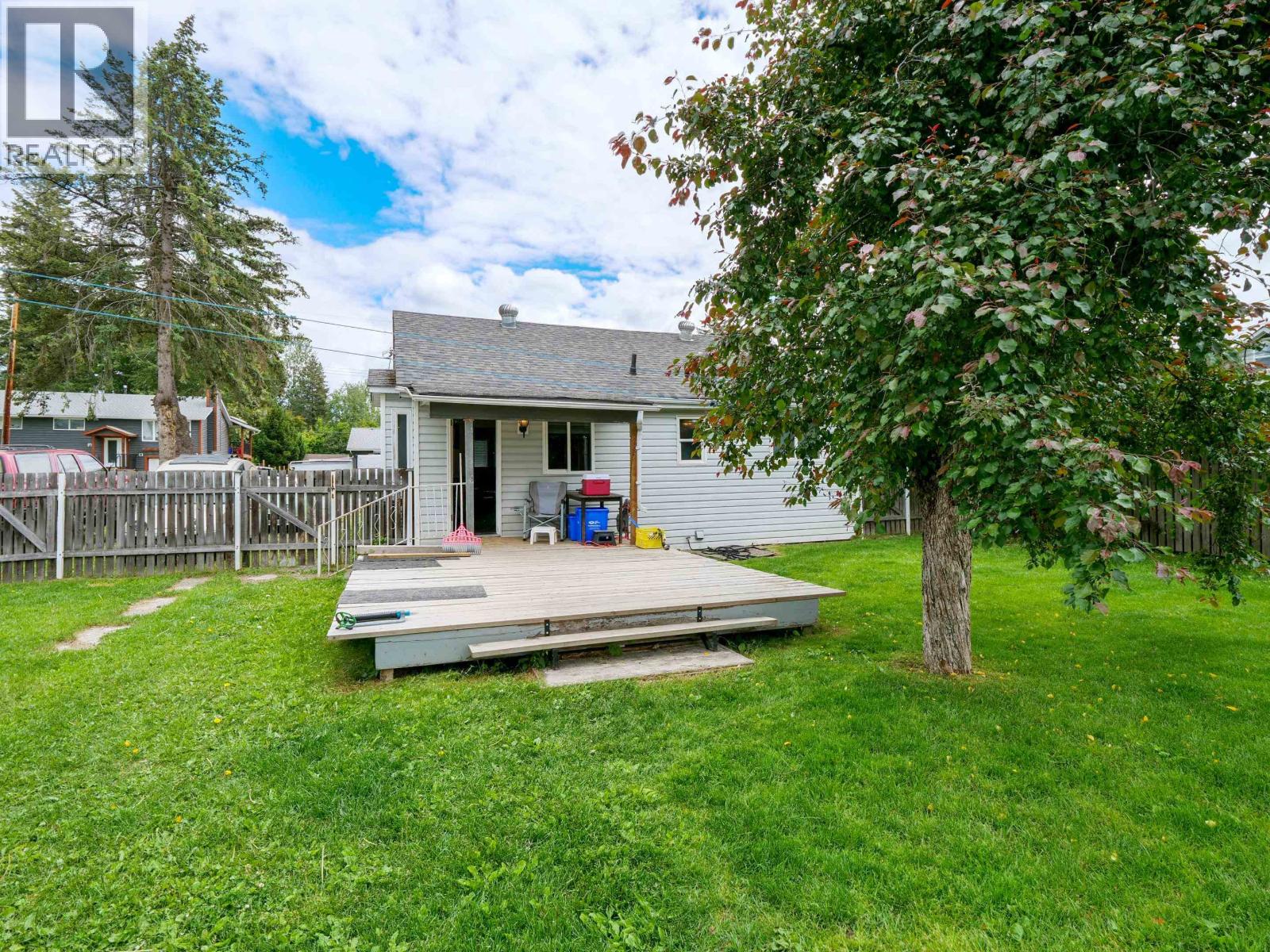 563 JONES STREET - 23