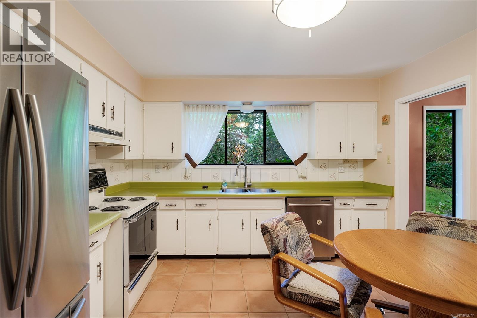 780 Helvetia Cres, Saanich