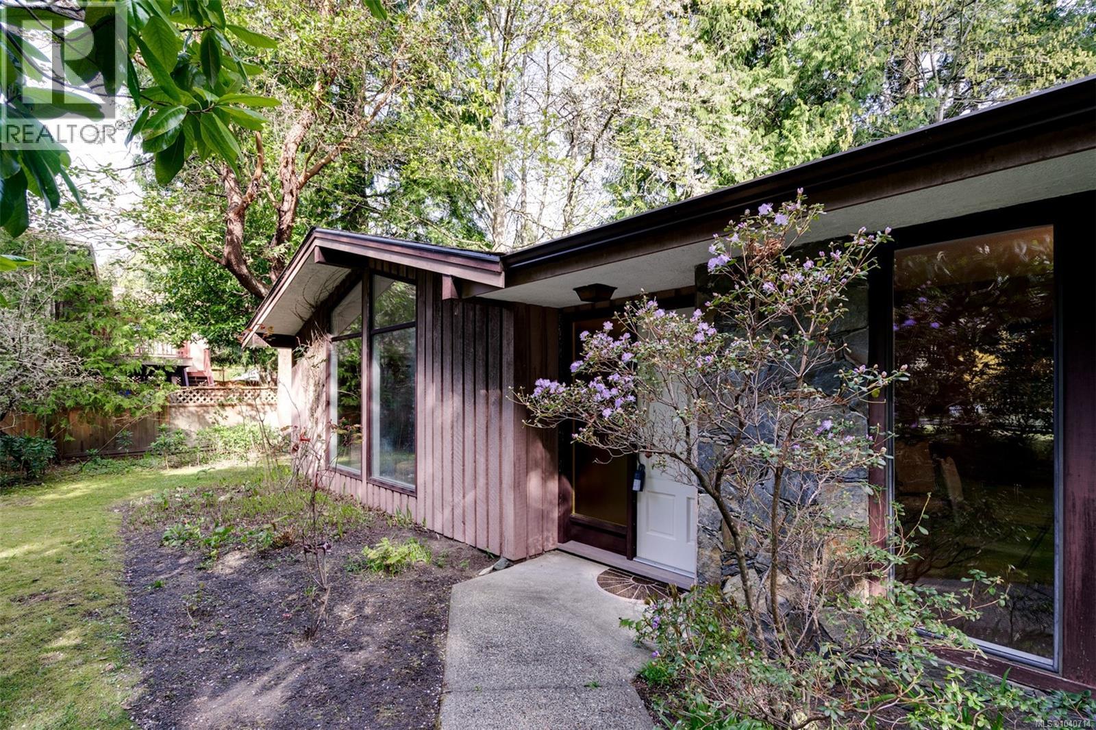 780 Helvetia Cres, Saanich