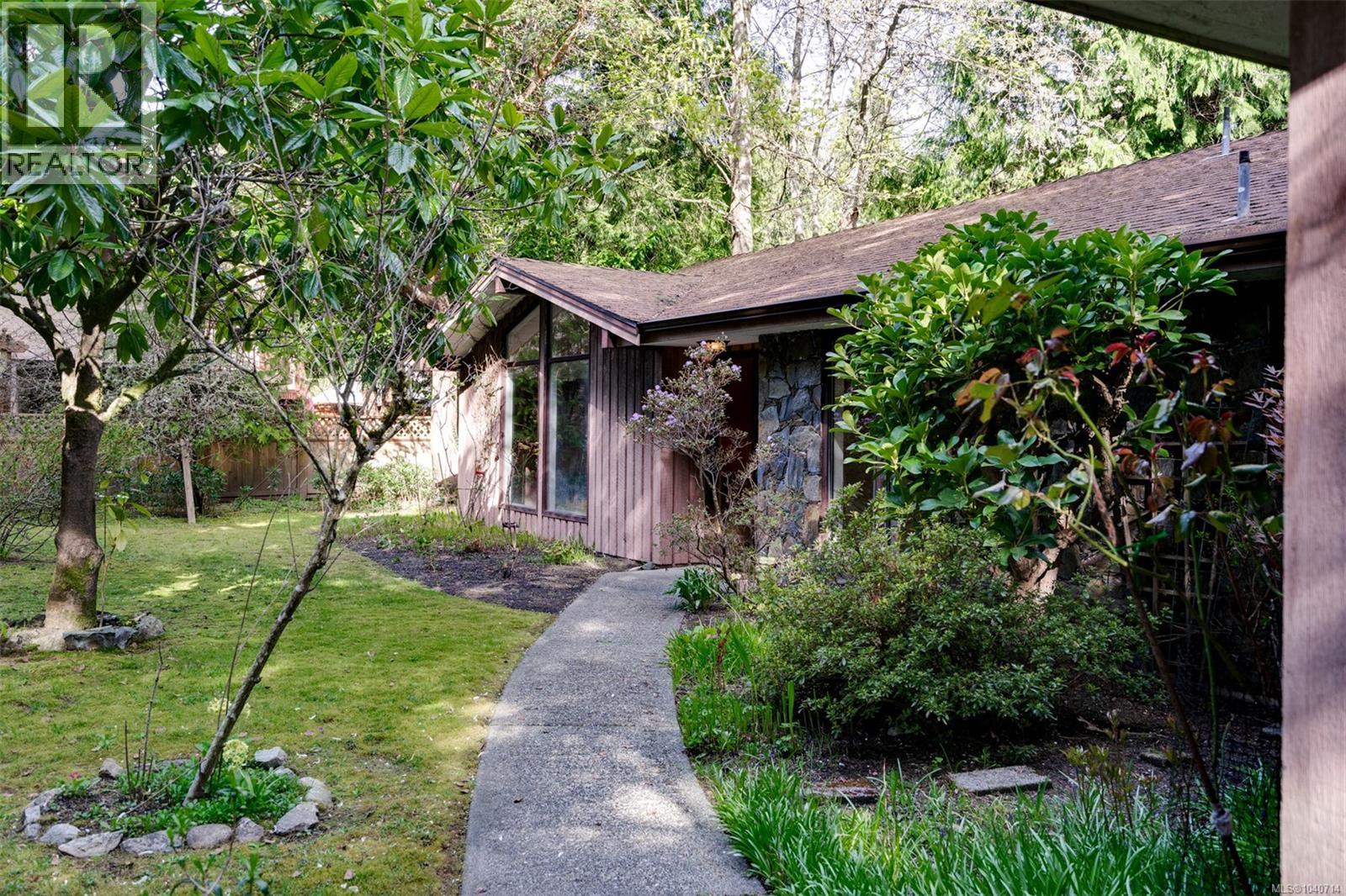 780 Helvetia Cres, Saanich