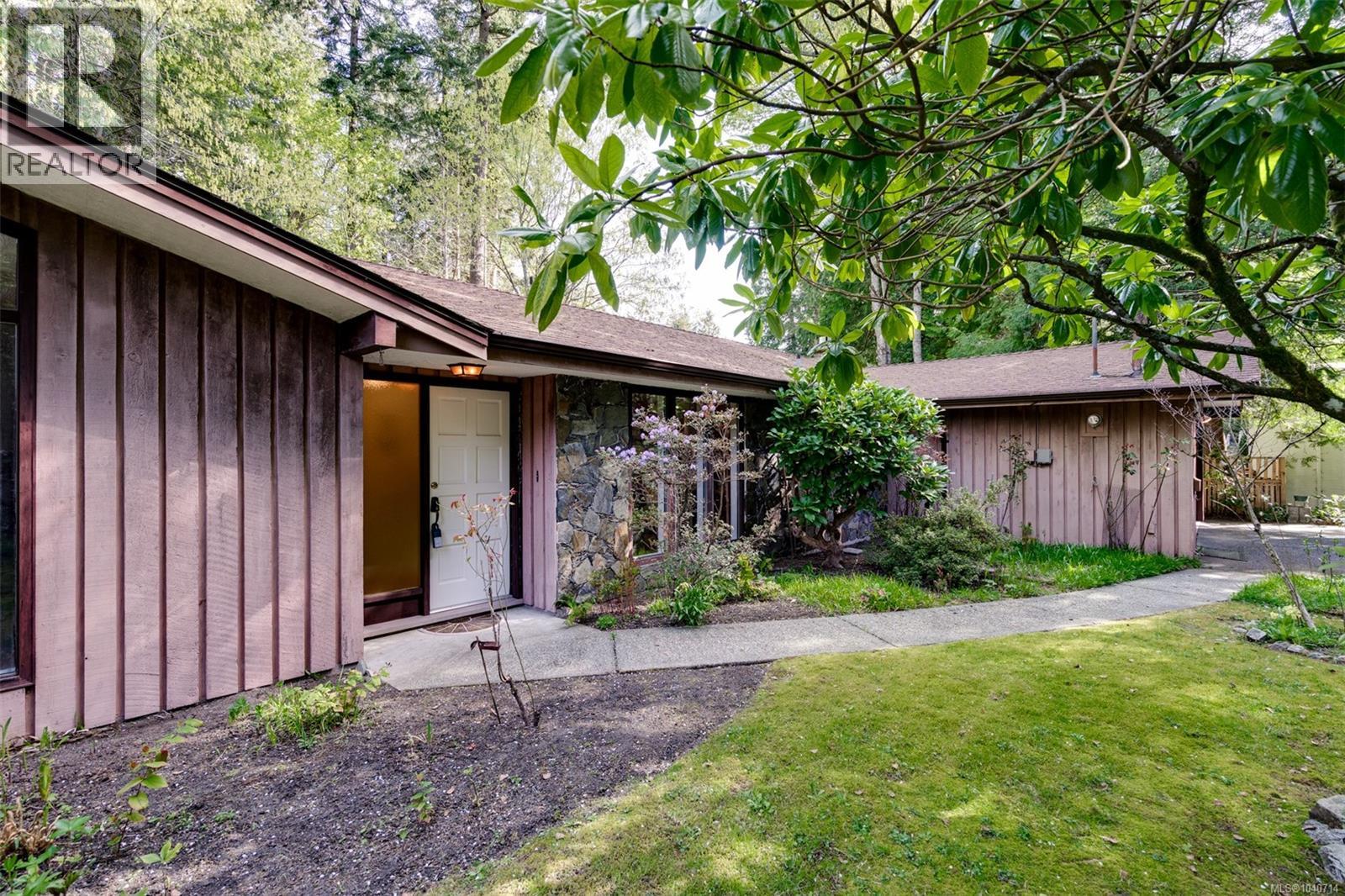 780 Helvetia Cres, Saanich