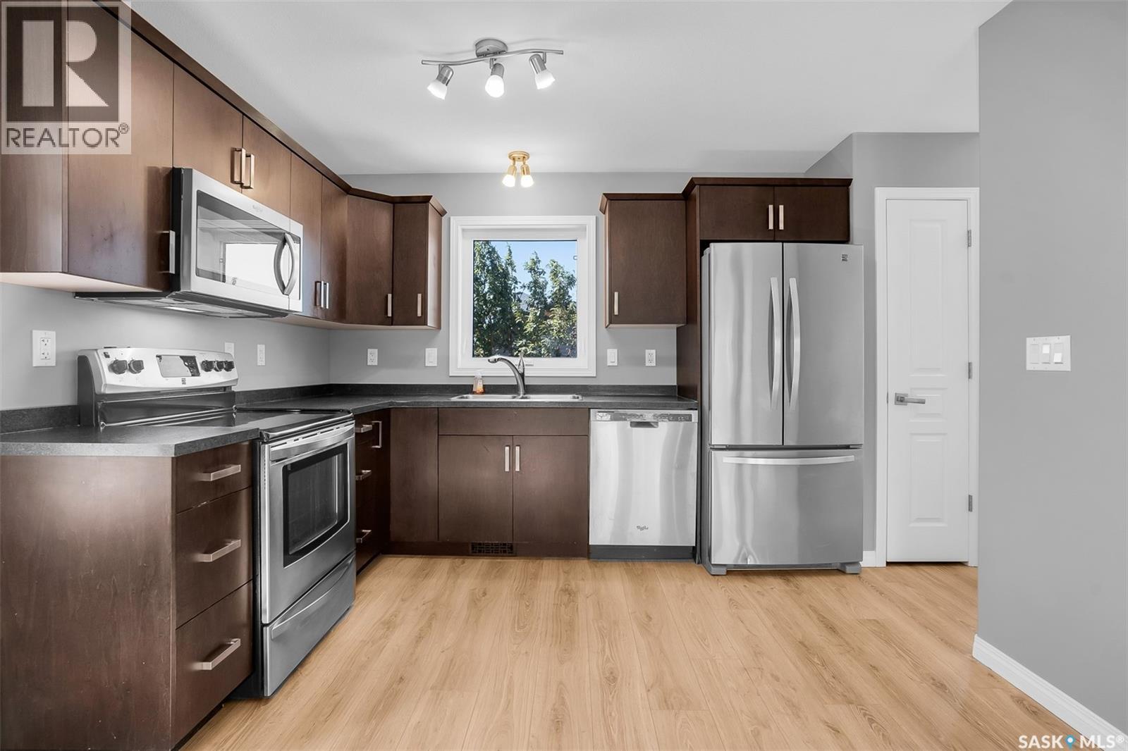 643 Hampton CIRCLE — photo 10