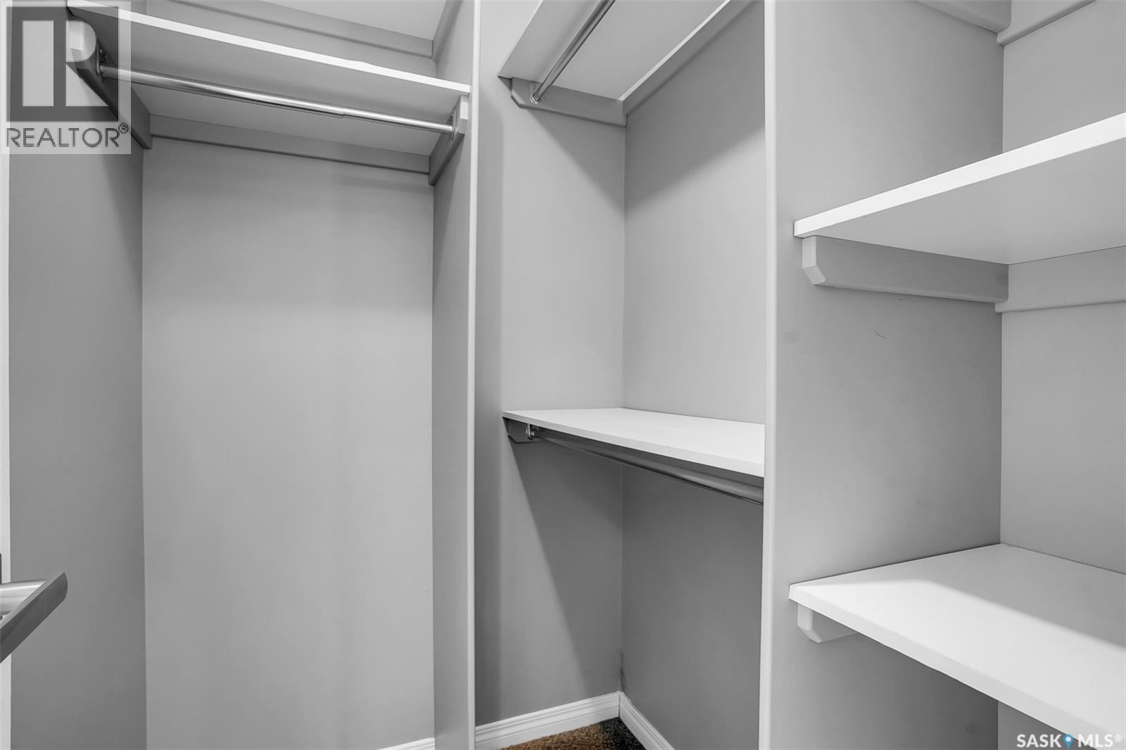 643 Hampton CIRCLE — photo 17