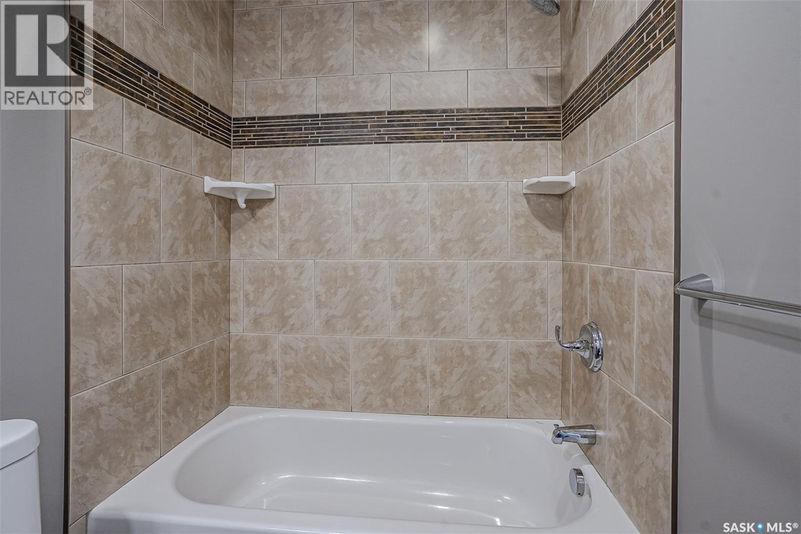 643 Hampton CIRCLE — photo 32