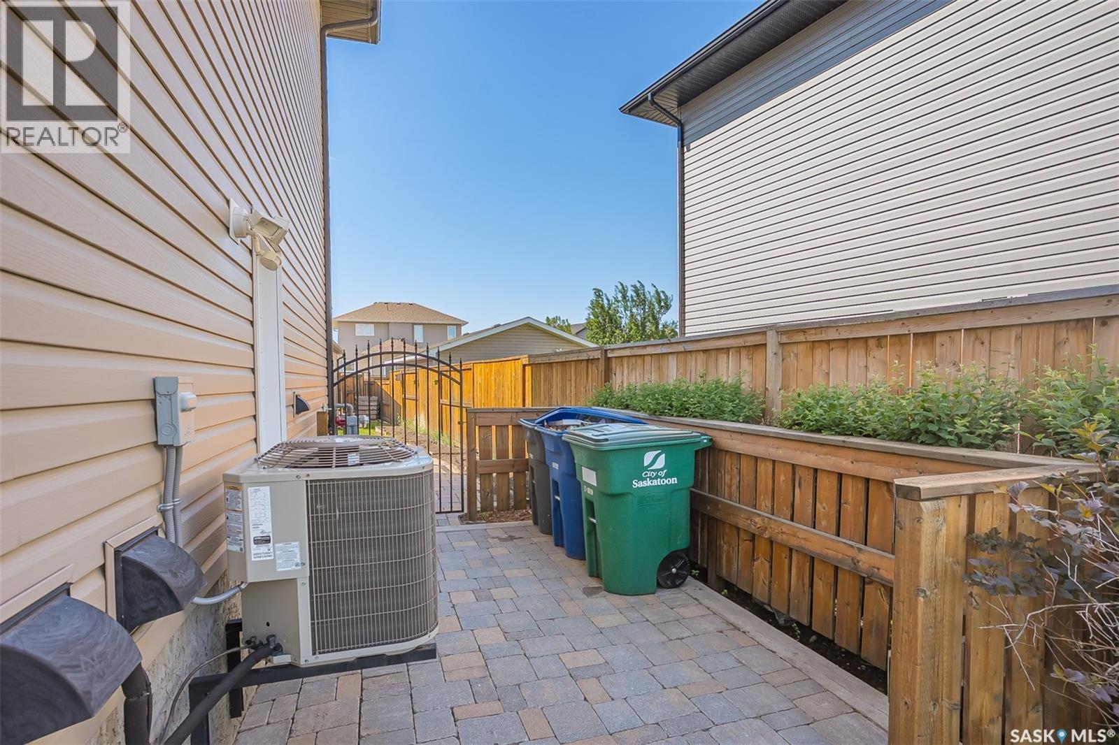 643 Hampton CIRCLE — photo 42