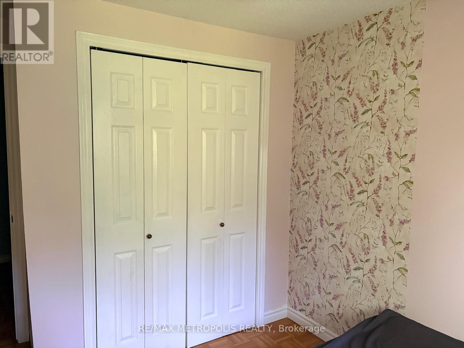 #21 30 CLARENDON CRESCENT - 12