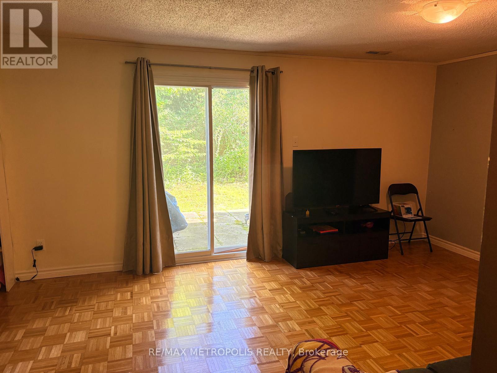 #21 30 CLARENDON CRESCENT - 2