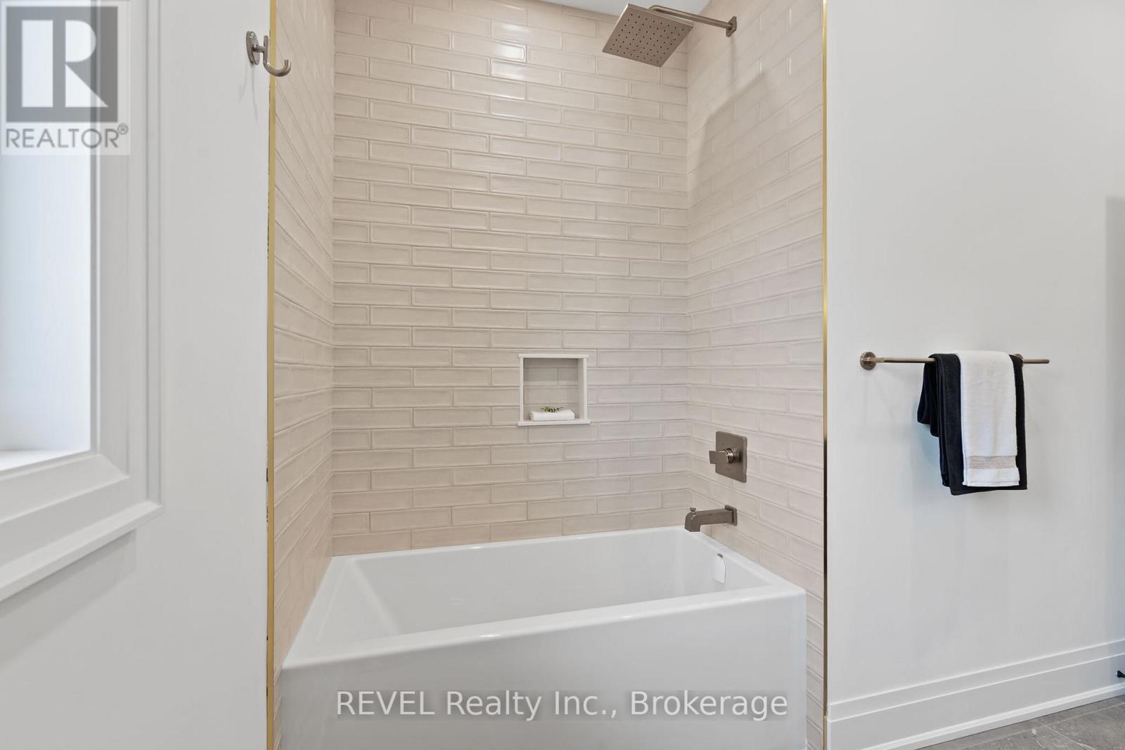 23 ACCURSI CRESCENT - 33