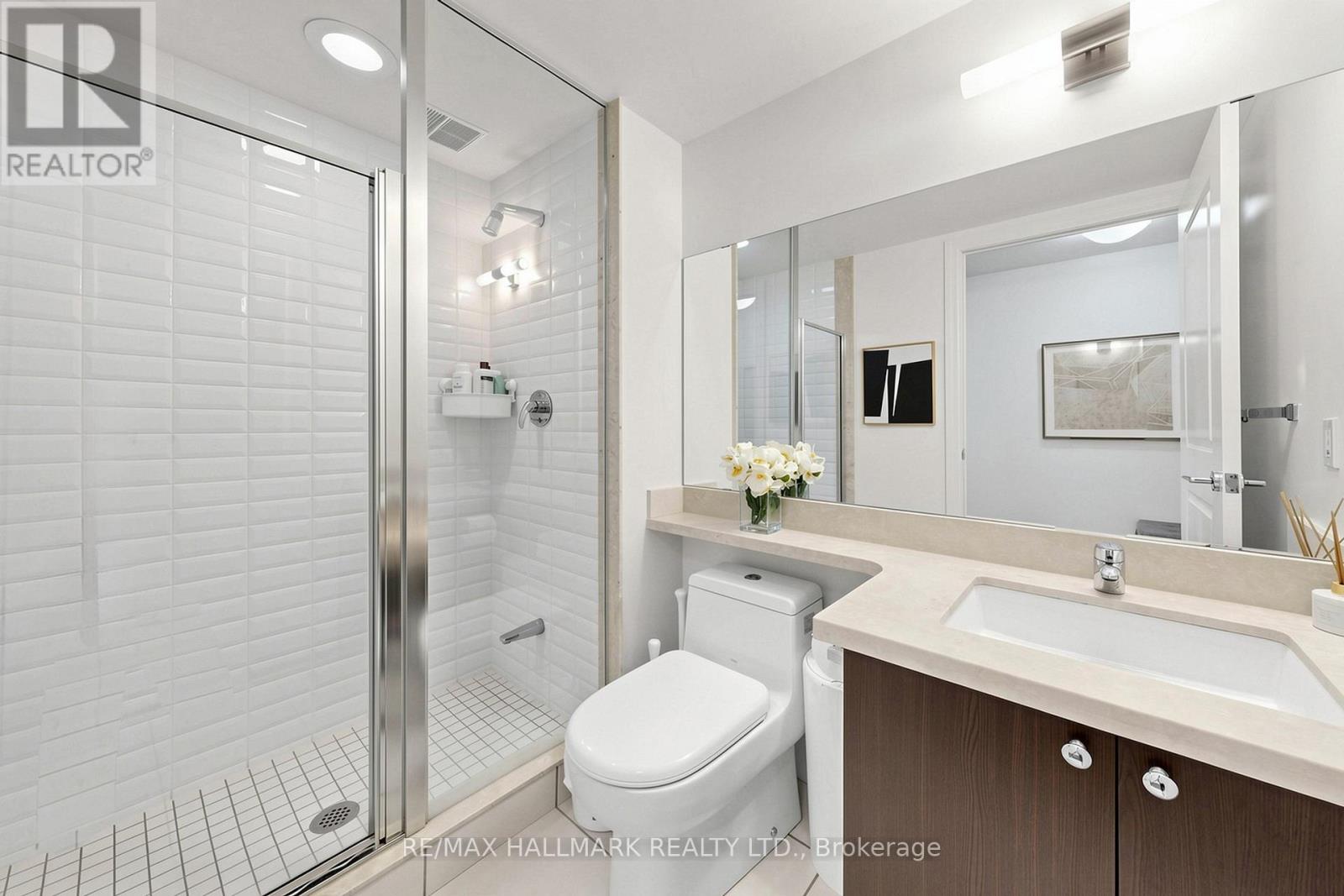 #203 151 UPPER DUKE CRESCENT - 32